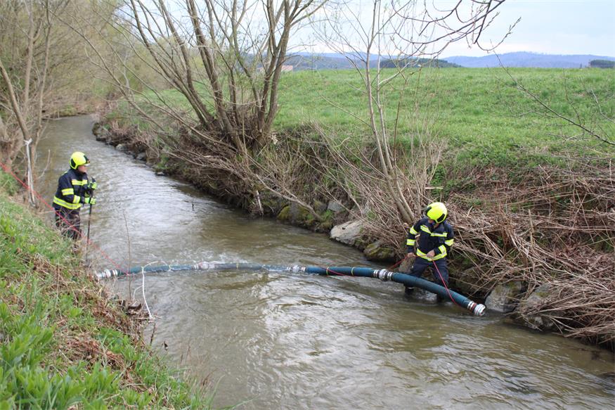 Unfall neben Zöbernbach: Gefährliche Stoffe rutschten von Ladefläche