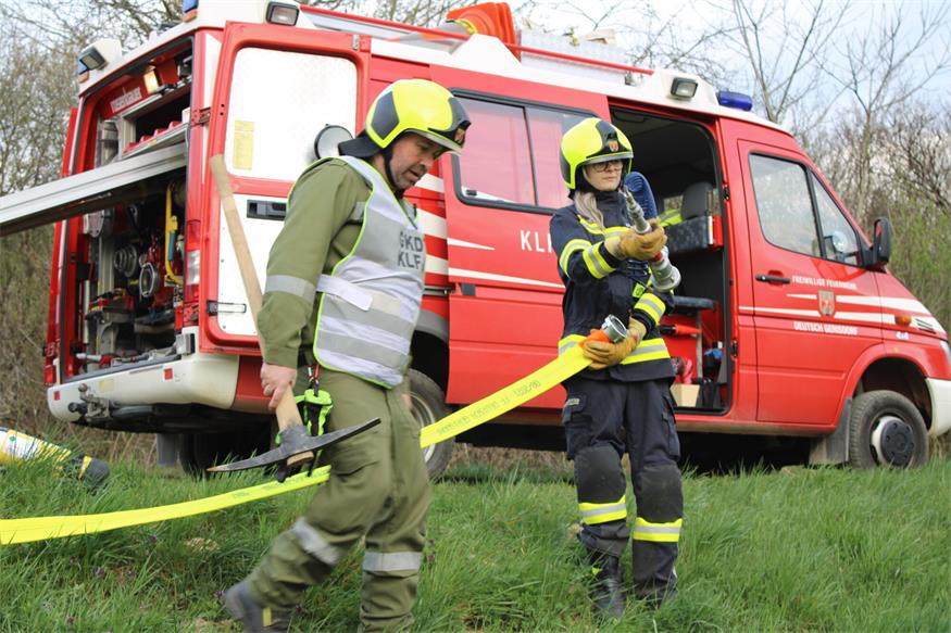 Unfall neben Zöbernbach: Gefährliche Stoffe rutschten von Ladefläche