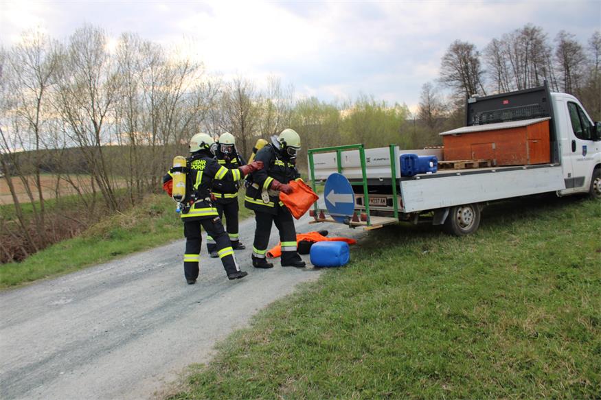 Unfall neben Zöbernbach: Gefährliche Stoffe rutschten von Ladefläche
