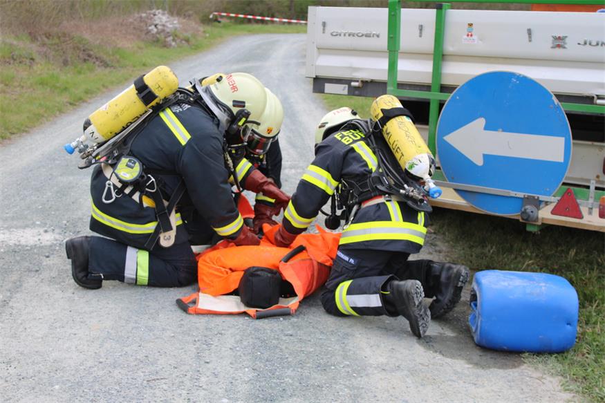 Unfall neben Zöbernbach: Gefährliche Stoffe rutschten von Ladefläche