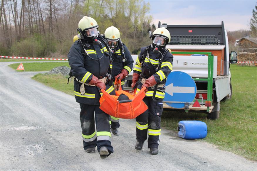 Unfall neben Zöbernbach: Gefährliche Stoffe rutschten von Ladefläche