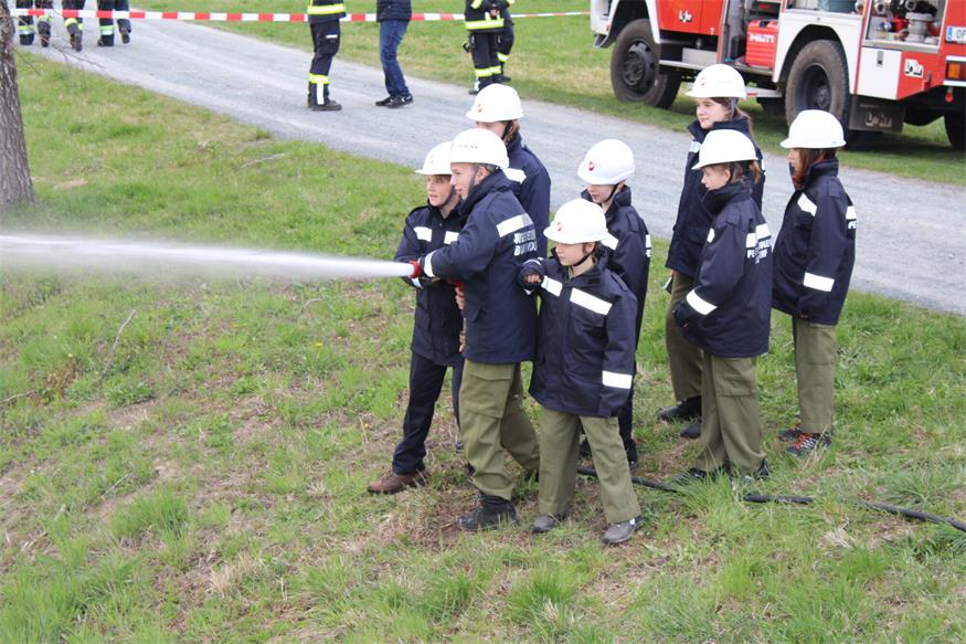 Unfall neben Zöbernbach: Gefährliche Stoffe rutschten von Ladefläche