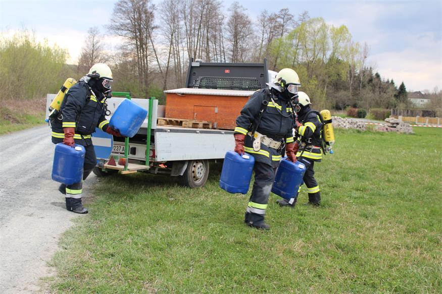 Unfall neben Zöbernbach: Gefährliche Stoffe rutschten von Ladefläche
