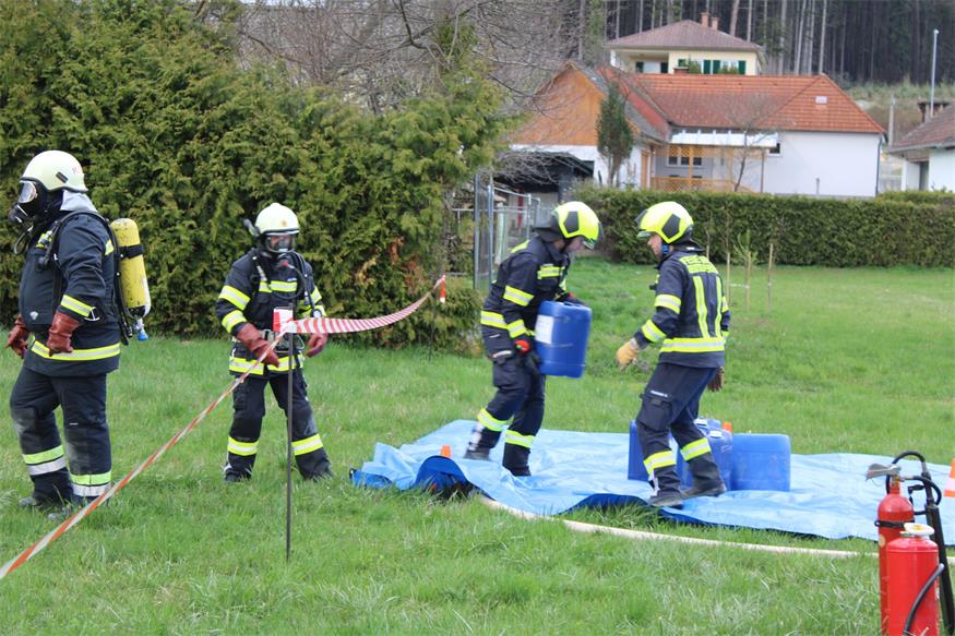Unfall neben Zöbernbach: Gefährliche Stoffe rutschten von Ladefläche