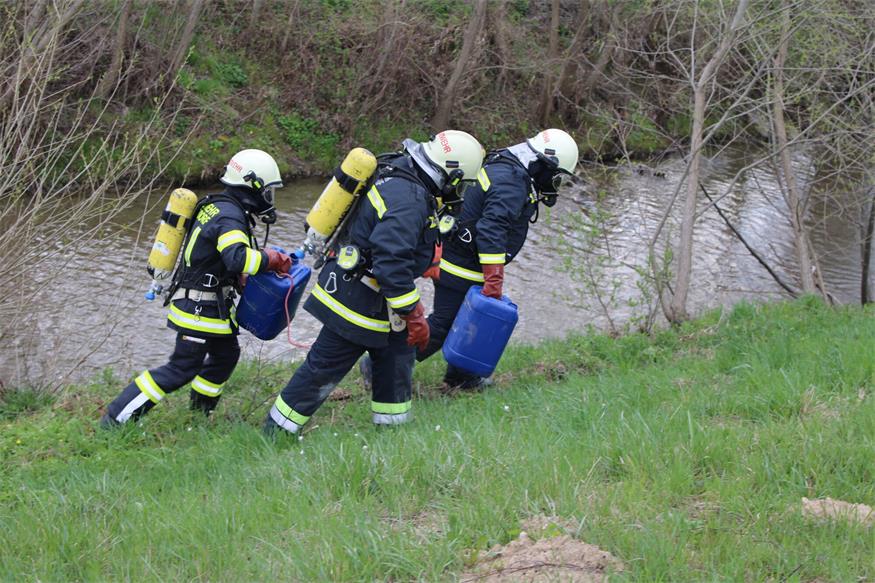 Unfall neben Zöbernbach: Gefährliche Stoffe rutschten von Ladefläche