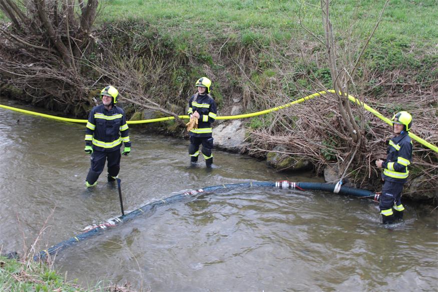Unfall neben Zöbernbach: Gefährliche Stoffe rutschten von Ladefläche