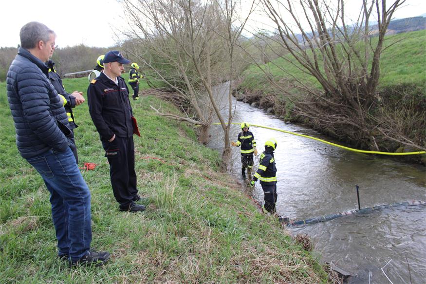 Unfall neben Zöbernbach: Gefährliche Stoffe rutschten von Ladefläche