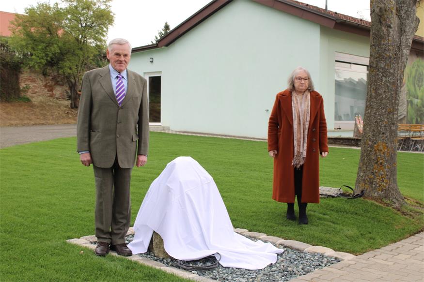 Gedenkstein und Platz erinnern an Nebersdorfer Widerstandskämpferin