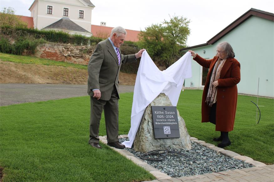 Gedenkstein und Platz erinnern an Nebersdorfer Widerstandskämpferin
