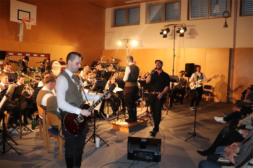 Winzerkapelle Kleinhöflein gab ausverkauftes Konzert mit Anton Josef
