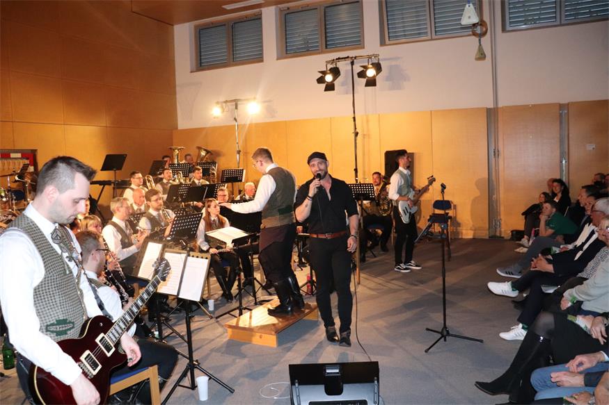 Winzerkapelle Kleinhöflein gab ausverkauftes Konzert mit Anton Josef