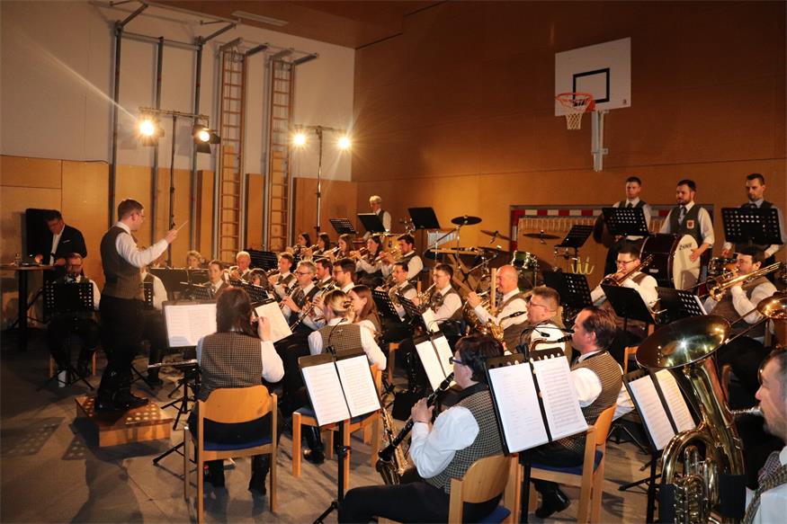 Winzerkapelle Kleinhöflein gab ausverkauftes Konzert mit Anton Josef
