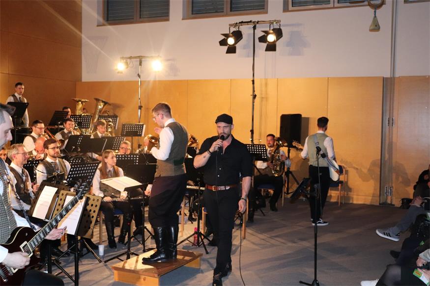Winzerkapelle Kleinhöflein gab ausverkauftes Konzert mit Anton Josef