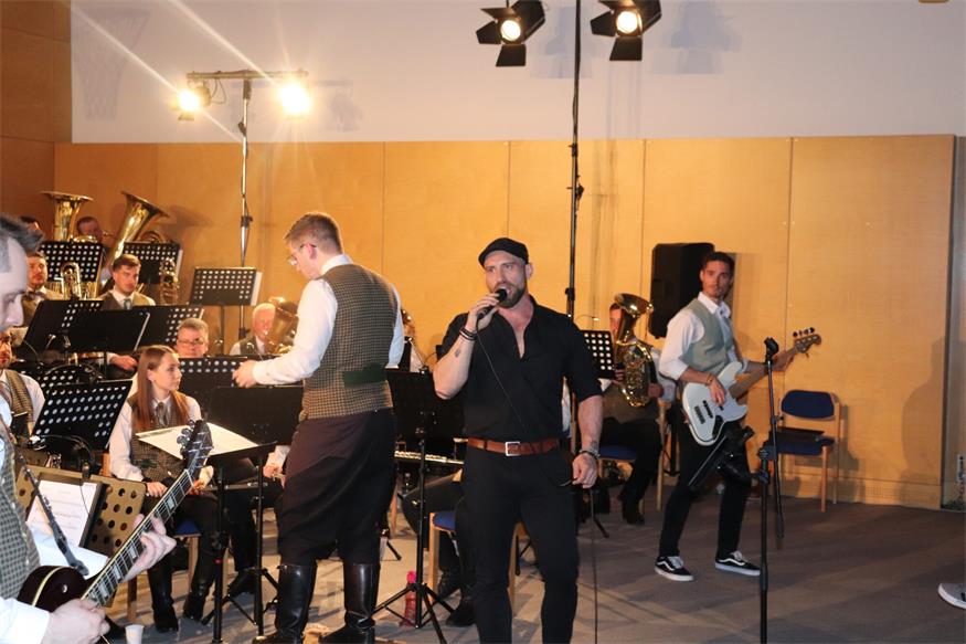 Winzerkapelle Kleinhöflein gab ausverkauftes Konzert mit Anton Josef