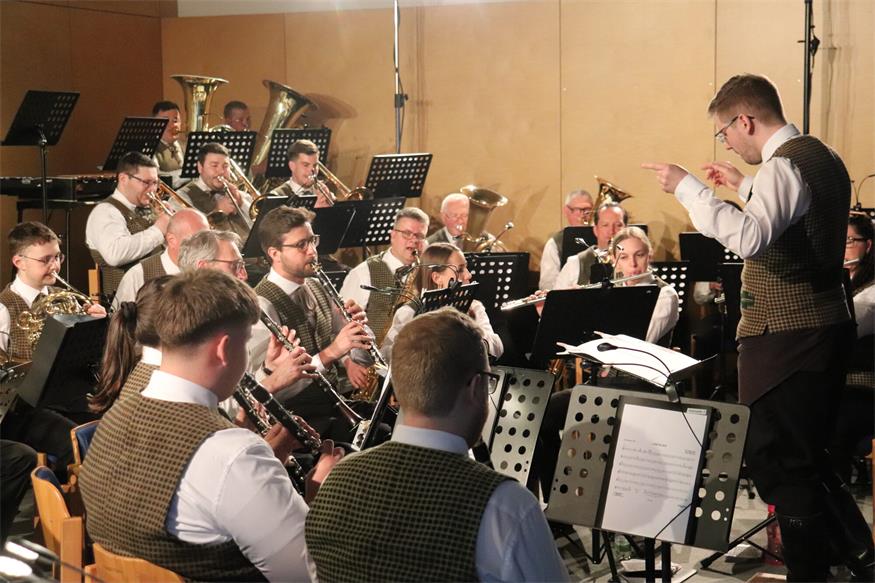 Winzerkapelle Kleinhöflein gab ausverkauftes Konzert mit Anton Josef