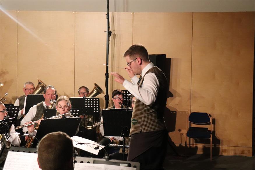 Winzerkapelle Kleinhöflein gab ausverkauftes Konzert mit Anton Josef