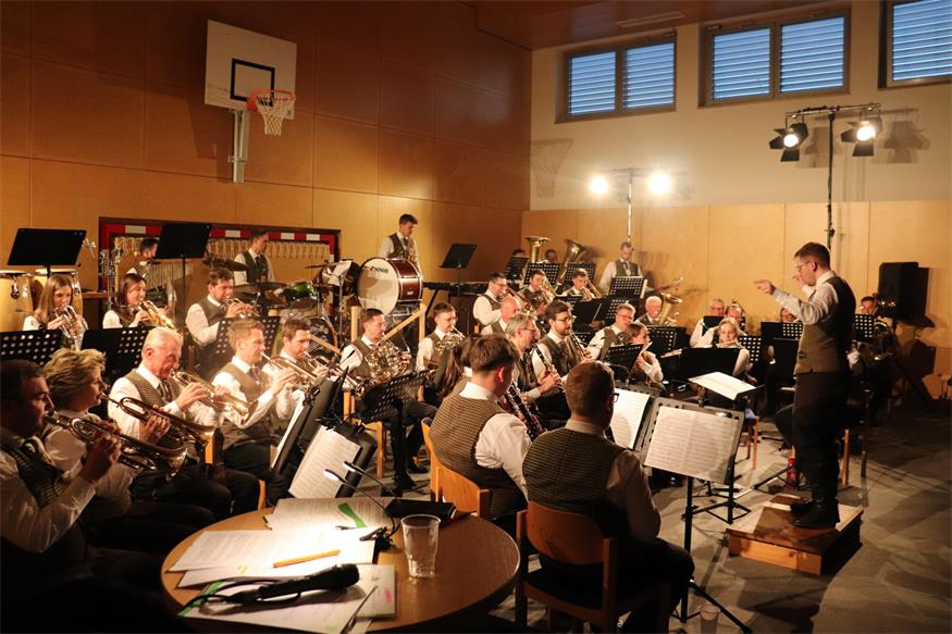 Winzerkapelle Kleinhöflein gab ausverkauftes Konzert mit Anton Josef