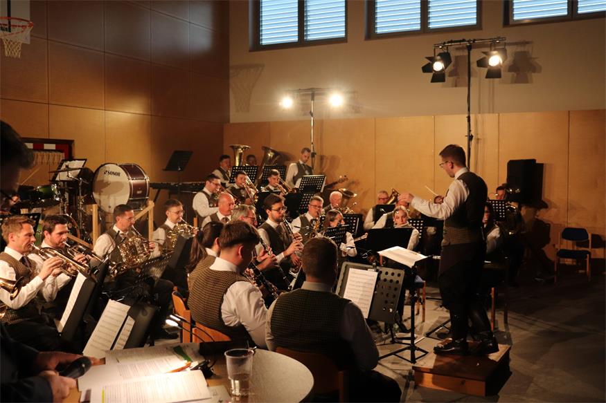 Winzerkapelle Kleinhöflein gab ausverkauftes Konzert mit Anton Josef