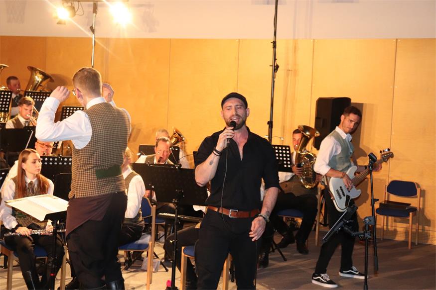 Winzerkapelle Kleinhöflein gab ausverkauftes Konzert mit Anton Josef