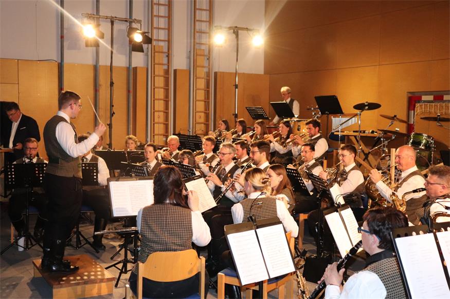 Winzerkapelle Kleinhöflein gab ausverkauftes Konzert mit Anton Josef
