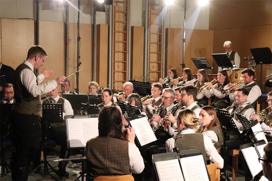 Winzerkapelle Kleinhöflein gab ausverkauftes Konzert mit Anton Josef