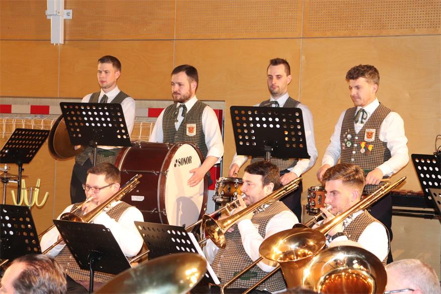 Winzerkapelle Kleinhöflein gab ausverkauftes Konzert mit Anton Josef