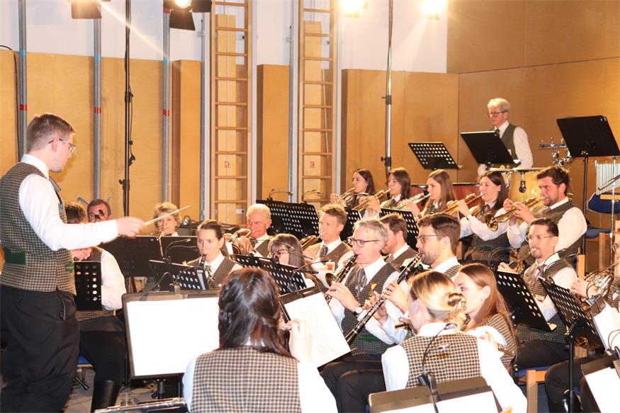 Winzerkapelle Kleinhöflein gab ausverkauftes Konzert mit Anton Josef