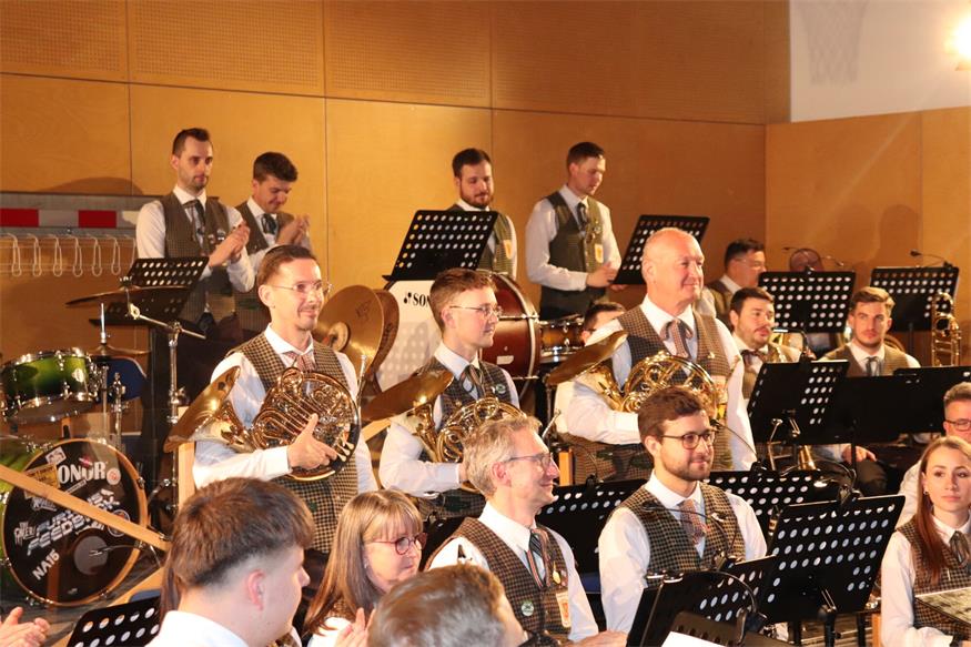 Winzerkapelle Kleinhöflein gab ausverkauftes Konzert mit Anton Josef