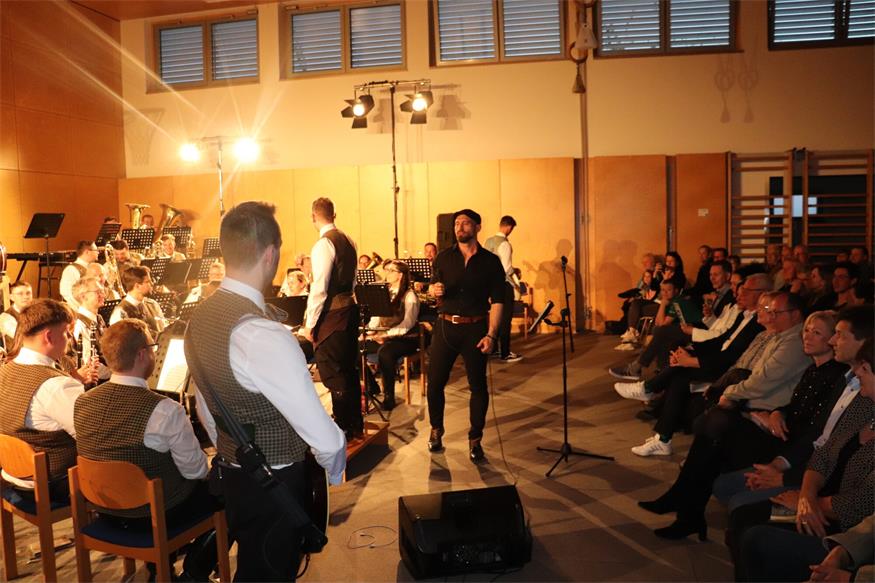 Winzerkapelle Kleinhöflein gab ausverkauftes Konzert mit Anton Josef