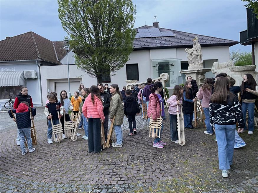 Holz statt Glockenklang – die Ratschenkinder von Illmitz