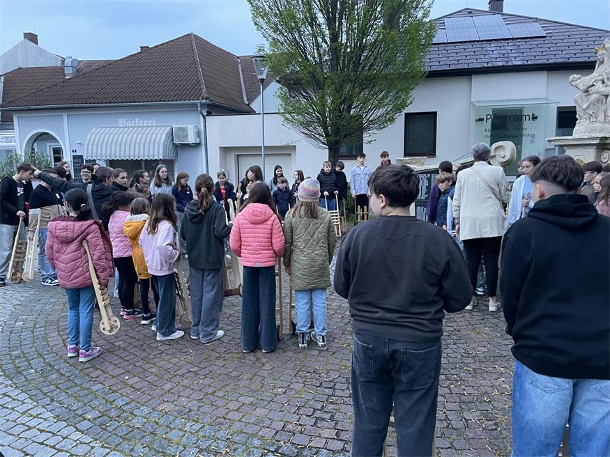 Holz statt Glockenklang – die Ratschenkinder von Illmitz