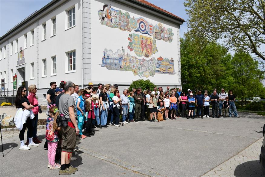 Osterwanderung in Wiesen lockt zahlreiche Teilnehmer
