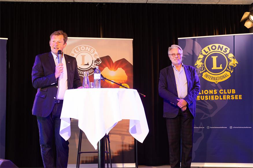 Adi Hirschal packte am Ufer des Neusiedler Sees seinen Schmäh aus