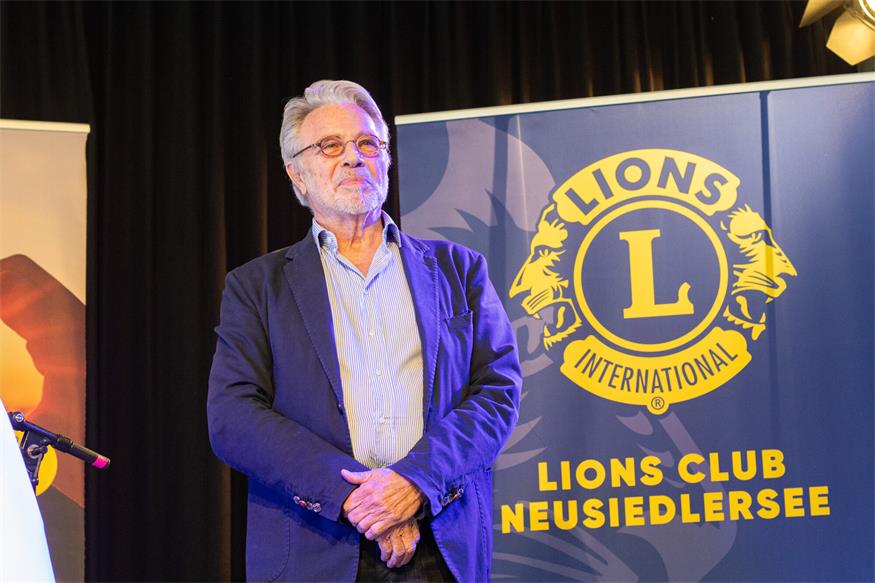 Adi Hirschal packte am Ufer des Neusiedler Sees seinen Schmäh aus