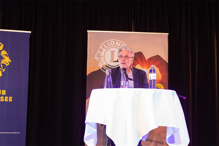 Adi Hirschal packte am Ufer des Neusiedler Sees seinen Schmäh aus