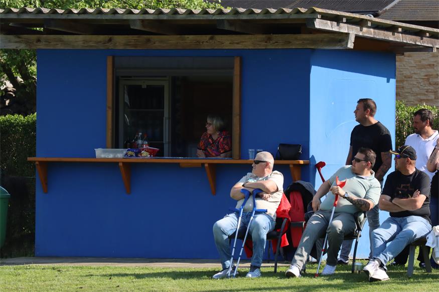 Knappe Kiste in der 1. Klasse - vorne wie hinten