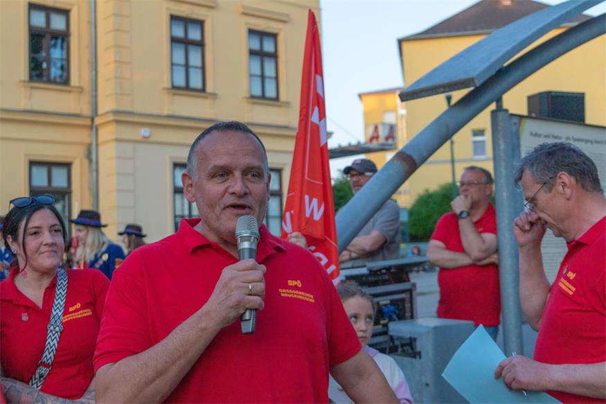 Fackelzug zum 1. Mai in Bruckneudorf und Bruck