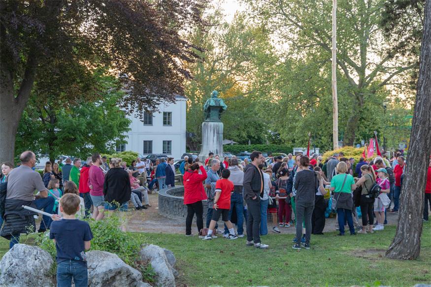 Fackelzug zum 1. Mai in Bruckneudorf und Bruck