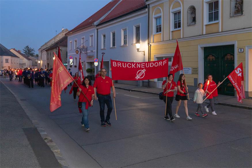 Fackelzug zum 1. Mai in Bruckneudorf und Bruck