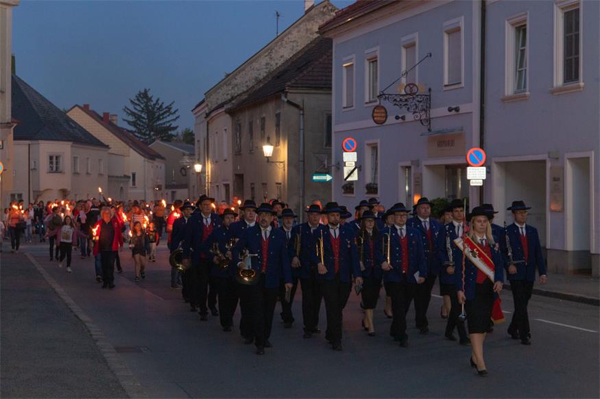 Fackelzug zum 1. Mai in Bruckneudorf und Bruck