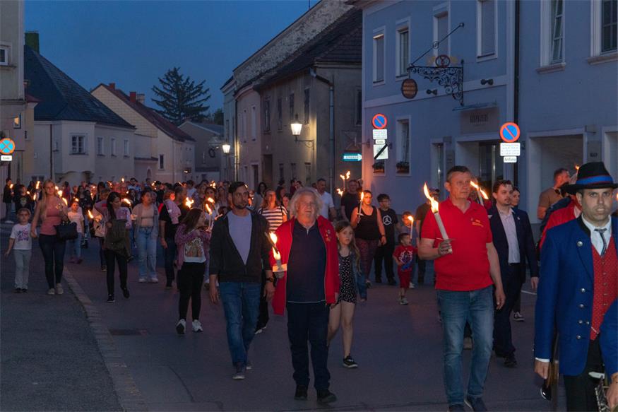 Fackelzug zum 1. Mai in Bruckneudorf und Bruck