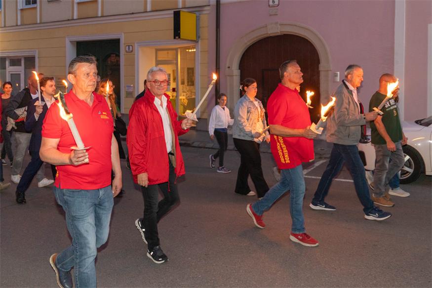 Fackelzug zum 1. Mai in Bruckneudorf und Bruck