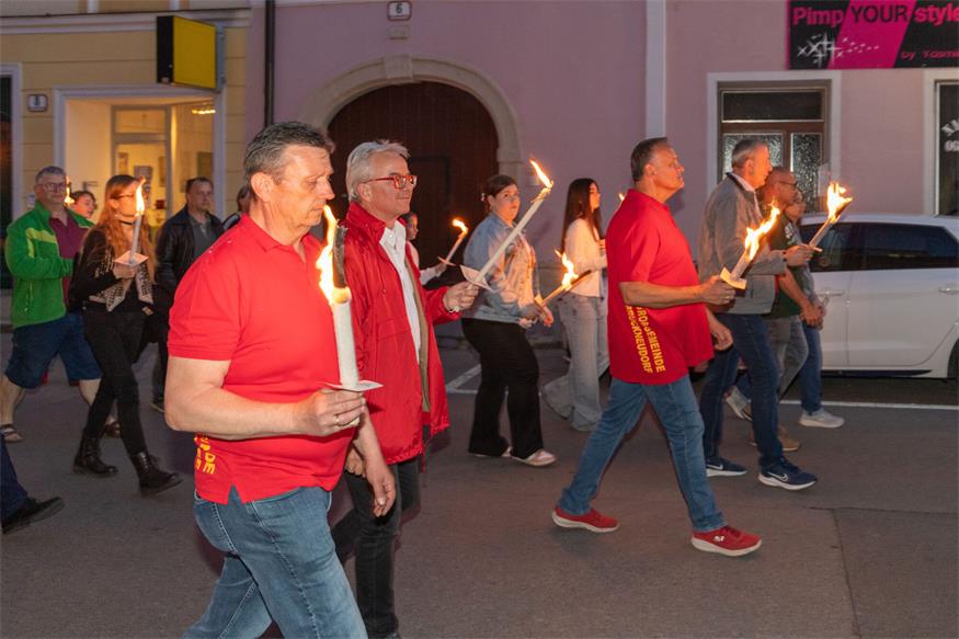 Fackelzug zum 1. Mai in Bruckneudorf und Bruck