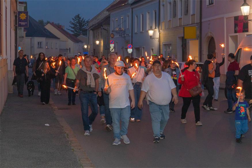 Fackelzug zum 1. Mai in Bruckneudorf und Bruck