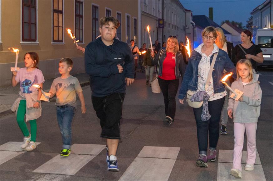 Fackelzug zum 1. Mai in Bruckneudorf und Bruck
