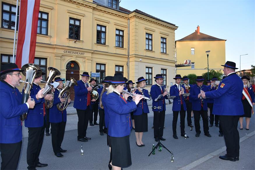Fackelzug zum 1. Mai in Bruckneudorf und Bruck