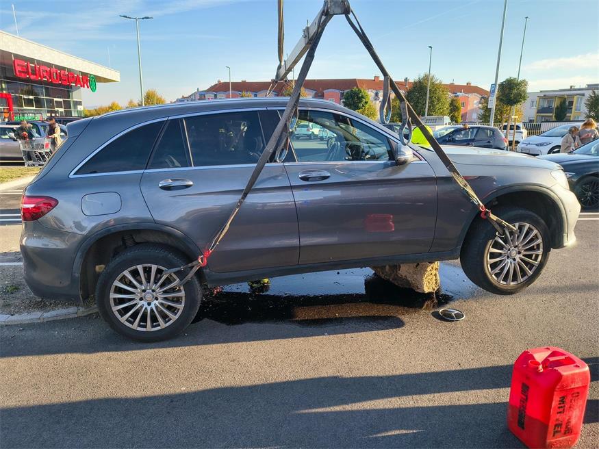 Autolenker fuhr auf Begrenzungsstein auf und blieb hängen