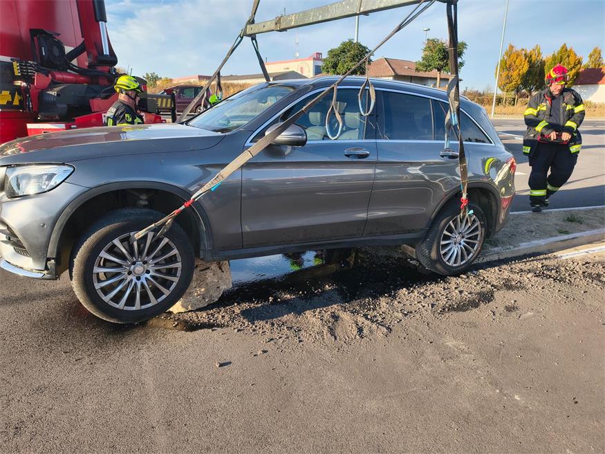 Autolenker fuhr auf Begrenzungsstein auf und blieb hängen