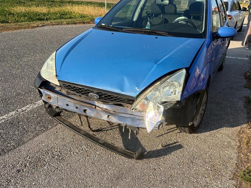 Autolenker fuhr auf Begrenzungsstein auf und blieb hängen