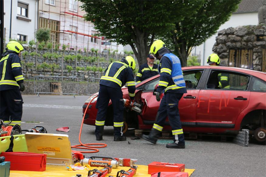 Person wurde bei Übung aus einem Fahrzeug gerettet